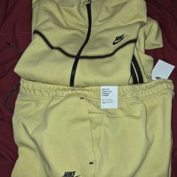 Brand new nike tech sweat seat never won still got tagged on it