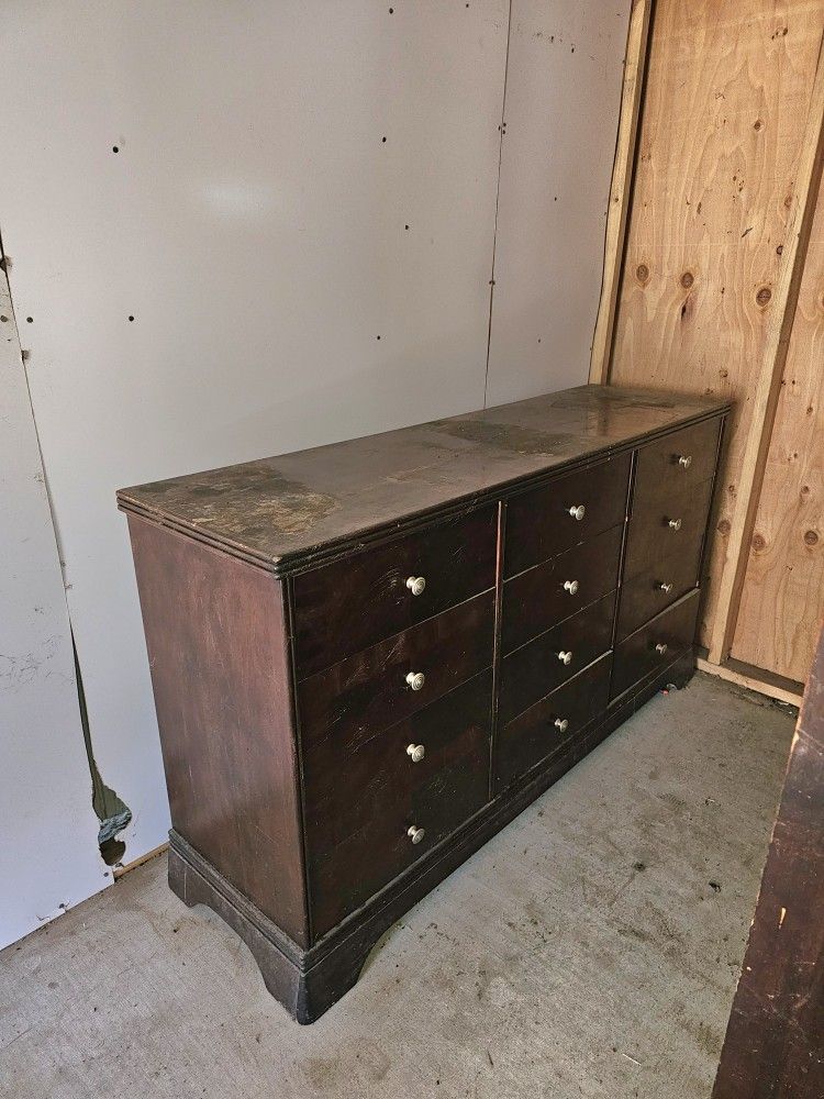 Antique Dresser Big Size In Good Condition Just Needs To Clean It