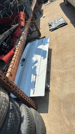 2022 Chevrolet Silverado Tail Gate Minor Damage $250