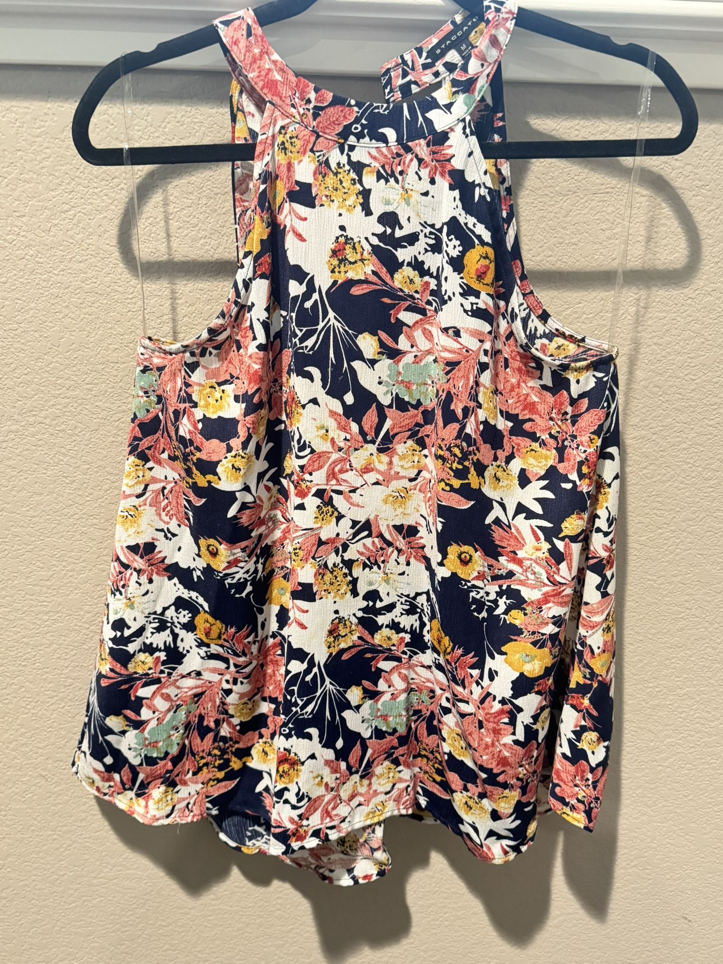 Cute floral and flowy top From VICI