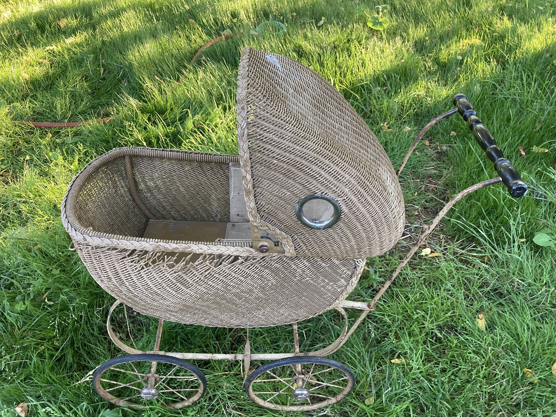 Antique, Wicker, Baby Doll Buggy Carriage