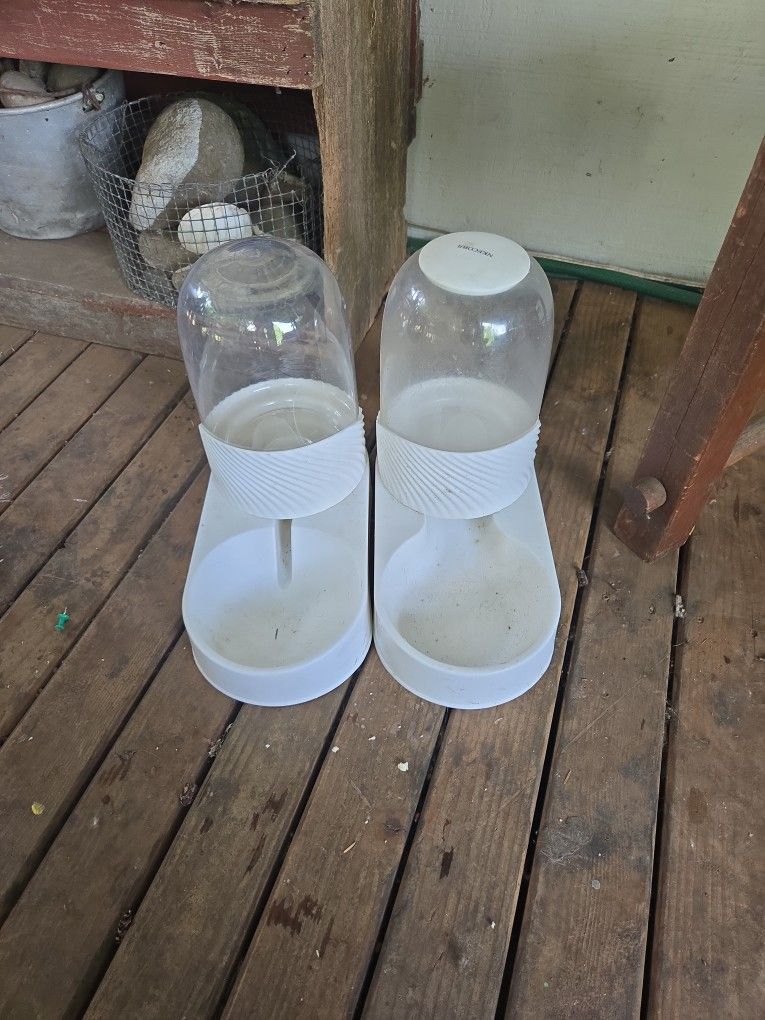 Pet Feeder/Waterer