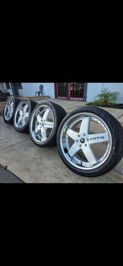 24" ARTIS rims w/ Tires