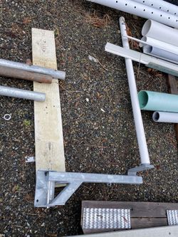 Boat lift centering device boat trailer centering device