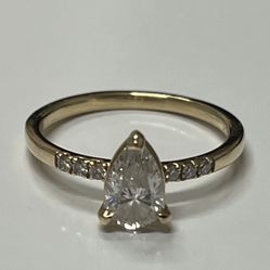 DIAMOND PEAR SHAPE GOLD RING 0.71 Caret 