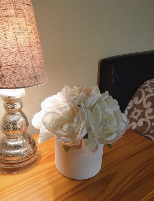 CERAMIC POT WITH ARTIFICIAL ROSES