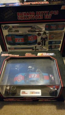 Richard Petty Collectors Set and Pit Stop Showcase New