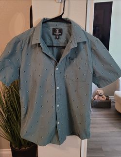 Volcom Short Sleeve Button-Up Shirt Size L