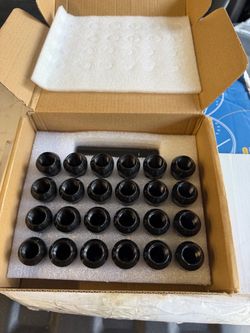 Black Open-End Lug Nuts Set with Key