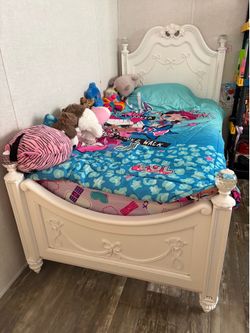 Twin bed, color white