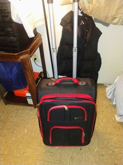 22"  2 wheeled luggage pickup only cash