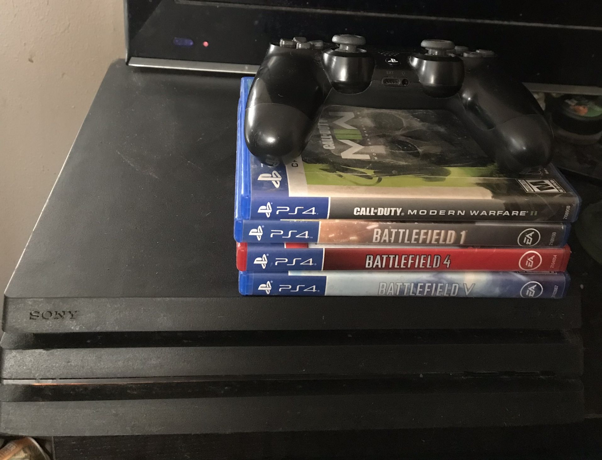 Clean Ps4 Pro + Games 