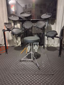 Electric drum set, like new , did not use much downsizing.