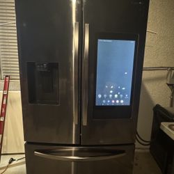 French Door Refrigerator in Stainless Steel with Family Hub