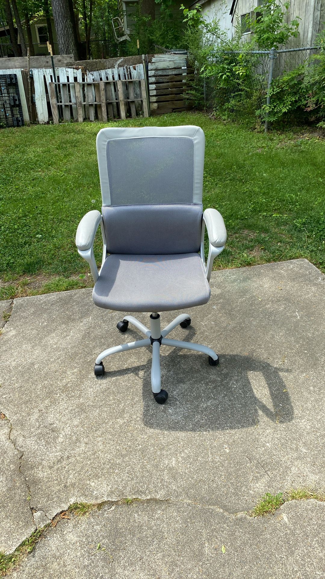 Fully adjustable desk chair