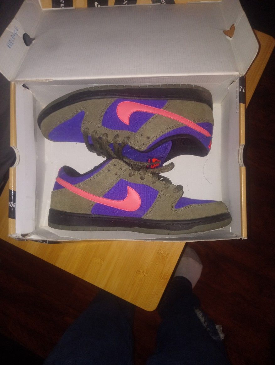 Nike Dunk Low Pro S B/ Size 9.5/ Medium Olive-Atmc Red