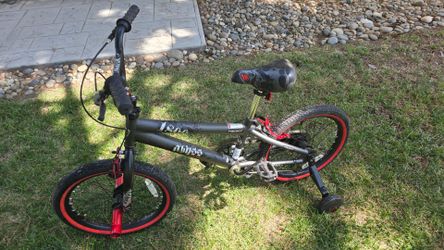 18" Abyss Freestyle Bike with Training Wheels