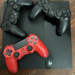 PS4 + 3 Controllers