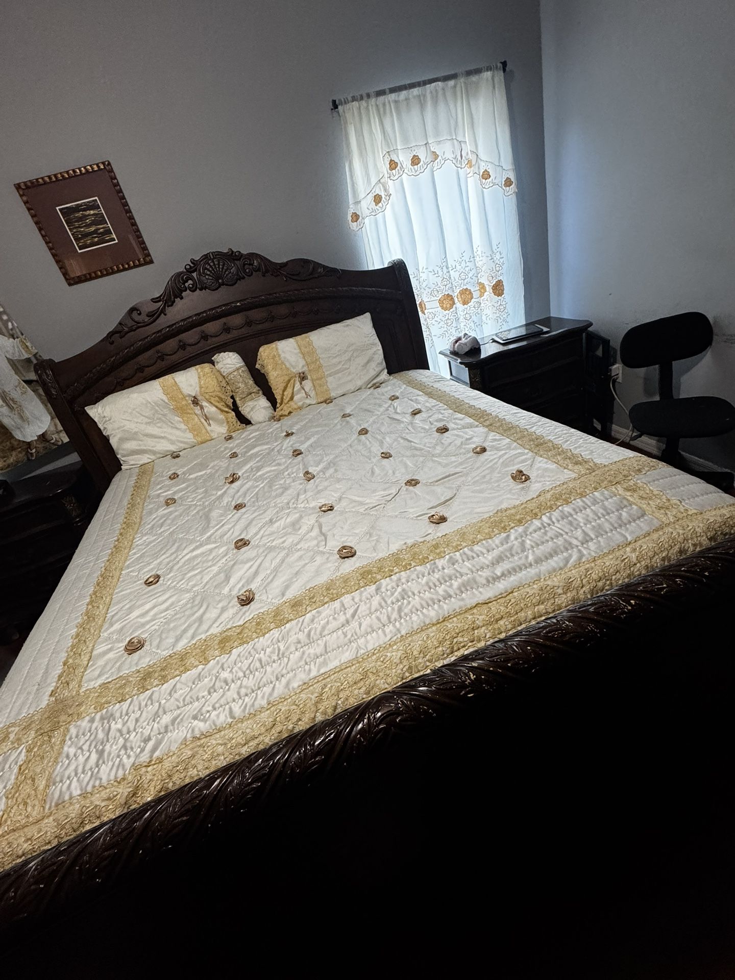 5-Piece SOLID WOOD Bedroom Set – King Bed, Dresser, Chest, 2 Nightstands + Mattress & Foundation