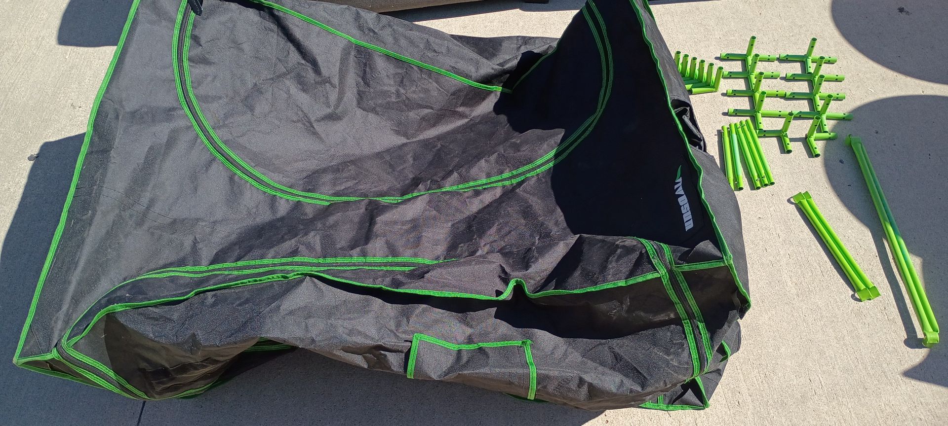 Hydroponic grow tent