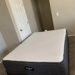 QUEEN BEAUTYREST HYBRID MATTRESS AND FREE BOX SPRINGS 