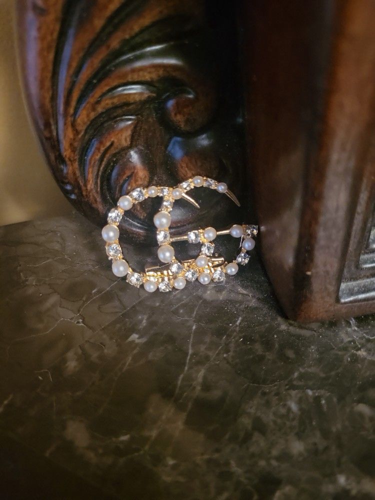 Brooch 