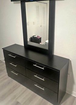 Modern Dresser – 6 Drawers – Matte or Glossy – FREE Delivery  Modern 6-drawer dresser, comes fully assembled and ready to use. 