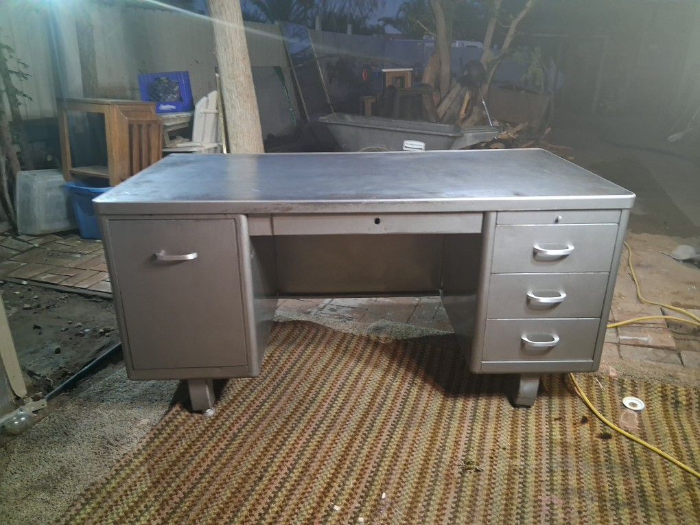 $1,250 VINTAGE TANKER DESK