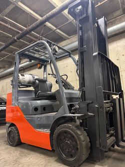TOYOTA M8 forklift 6600 lb, 3 stage, side shift 