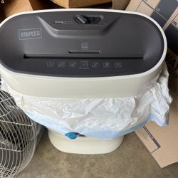 Staples Paper Shredder Great Condition 