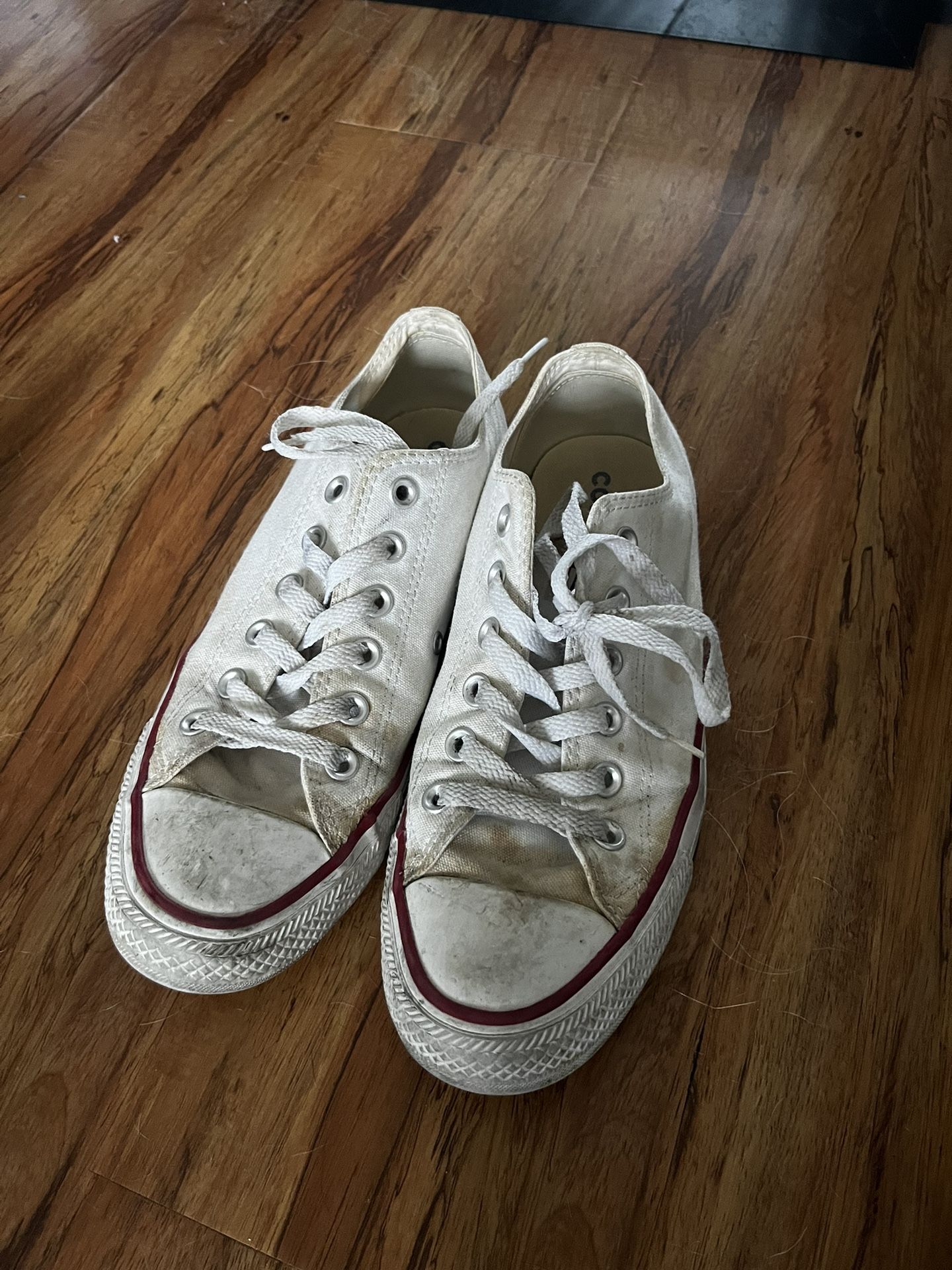 White Low top Converse 