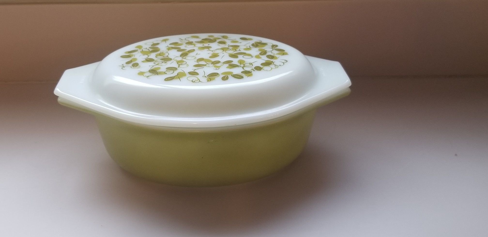 Vintage Pyrex #043 with Lid 943C