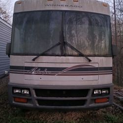 1999 Winnebago Adventure/ Triton V10 Motor