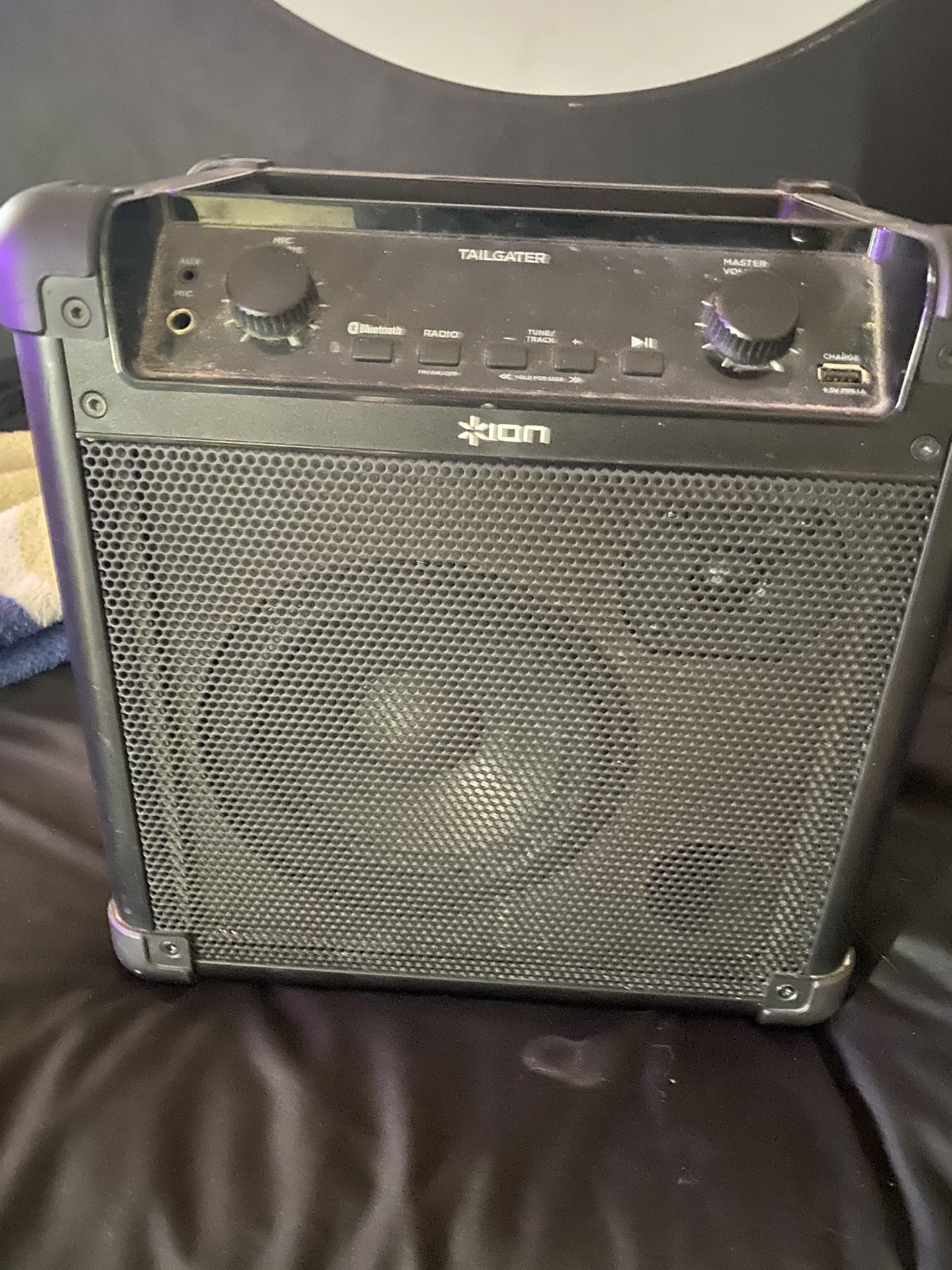 ION TAILGATER BLUETOOTH SPEAKER & FM RADIO - MUST BE PLUGGED UP WHILE USING, DOESN’T HOLD CHARGE!!! MODEL IS IPA77