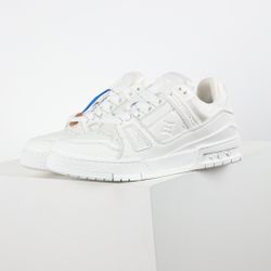 A pair of fashionable and versatile shoes