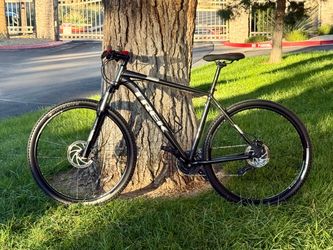 Trek Marlin 6 Mountain Bike – 29” Wheels – XL Frame