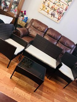 Loveseat chair  color café ,con cojines blancos .