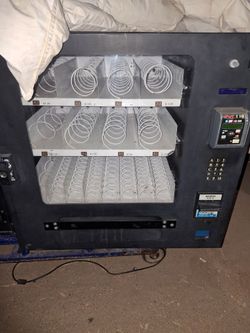 Minnie Vending machine works an have the key it was in storage unit i bought an had a bunch of Pokémon Slabs and packs an singles