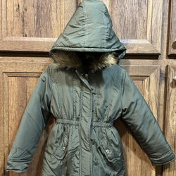💚🖤Guess Girl jacket Size 6-7T🖤💚