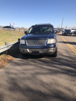 Ford Expedition 2003 tituló azul buena y barata 200 mil millas detalles como todo carro usado
