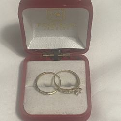 Set of engagement rings with very beautiful 10-carat stones, in good condition and like new. I am asking for $350 for the pair of rings, firm price.