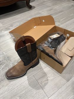 Men’s Size 9.5 Ariat Sport Wide Square Toe Boots