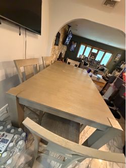 Like new dining room table
