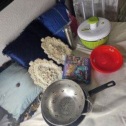 Begginers move in mixed kitchen and pillows lot.