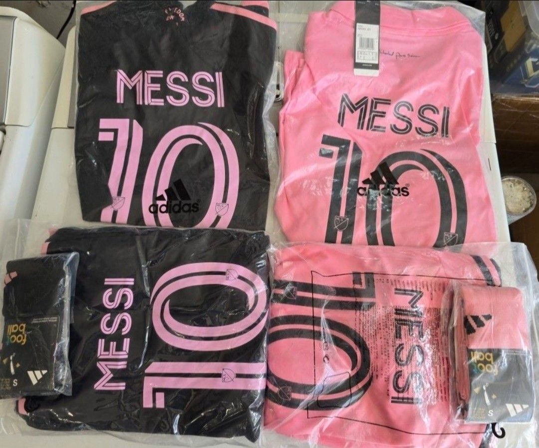 INTER MIAMI MESSI HOME OR AWAY SOCCER JERSEY KIDS KIT $40. CASH PLEASE!!!