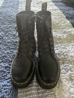 Platform DR MARTENS worn 1 time size 8 women