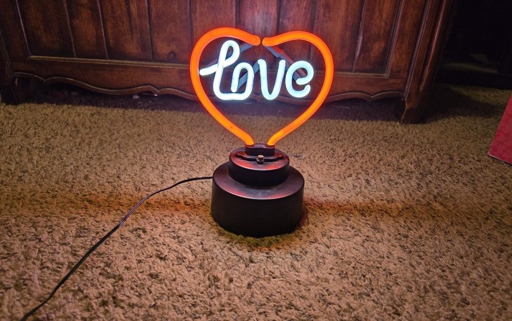 (Pre-owned) Neon Heart/Love Sign