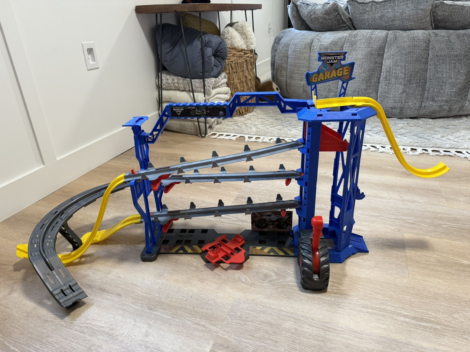 Monster Jam Garage Playset