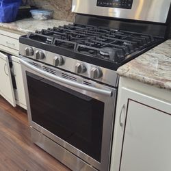 Samsung Gas Range -- Like NEW!