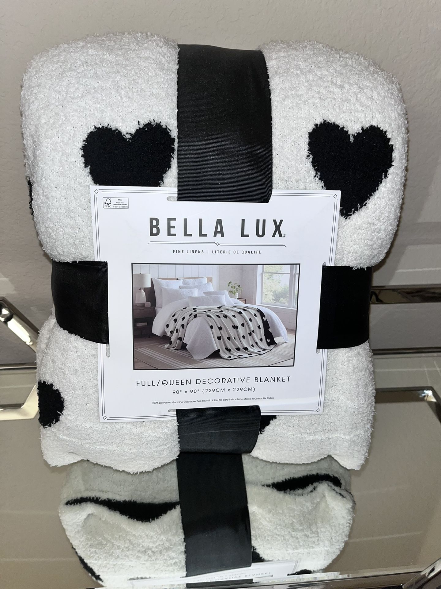 1-NWT BELLA LUX BLACK/WHITE HEARTS KNIT FULL/QUEEN SIZE BLANKET